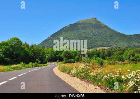 Der Puy de Dôme Vulkan mit seinen Sendemast, Puy-de-Dôme, Frankreich Stockfoto