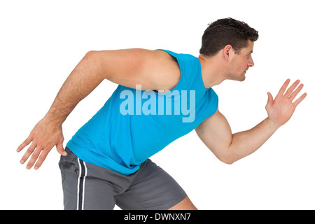 Seitenansicht von einem jungen sportlichen Mann läuft Stockfoto