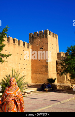 Frau In Tracht mit der Altstadt Wand, Taroudant, Marokko, Nordafrika Stockfoto