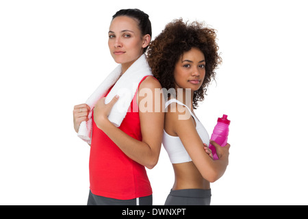 Fit Frauen stehend mit Wasserflasche und Handtuch Stockfoto