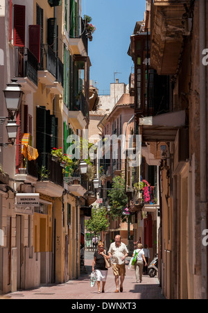 Typische Gasse in der Altstadt von Palma De Mallorca, Mallorca, Balearen, Spanien Stockfoto