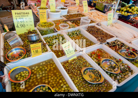 Verkauf von Oliven auf dem Bauernmarkt in Sineu, Mallorca, Balearen, Spanien Stockfoto