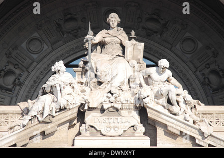 Statue der Göttin der Gerechtigkeit im Gerichtsgebäude Palace in Rom, Italien Stockfoto