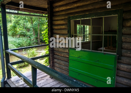 Portal des leeren Holzhaus im Wald Stockfoto