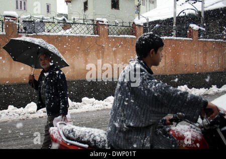 Srinagar, Kaschmir. 12. März 2014. Eine Bevölkerung von Kaschmir zu Fuß bei einem frischen Schnee-Sturz in Srinagar, Sommer in der Hauptstadt des indischen kontrolliert Kaschmir am 11. März 2014, Kaschmir hat Vitnased beschneit, die letzten beiden Tage, Behörden geschlossen alle primären fallen und Mittelschulen in der Region-Straße, der Flugverkehr unterbrochen traf Büro, die Prognosen mehr Schnee, Hilstorm, Gewitter. © Shafat Sidiq/NurPhoto/ZUMAPRESS.com/Alamy Live-Nachrichten Stockfoto