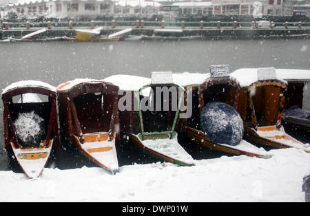 Srinagar, Kaschmir. 12. März 2014. Eine Bevölkerung von Kaschmir zu Fuß bei einem frischen Schnee-Sturz in Srinagar, Sommer in der Hauptstadt des indischen kontrolliert Kaschmir am 11. März 2014, Kaschmir hat Vitnased beschneit, die letzten beiden Tage, Behörden geschlossen alle primären fallen und Mittelschulen in der Region-Straße, der Flugverkehr unterbrochen traf Büro, die Prognosen mehr Schnee, Hilstorm, Gewitter. © Shafat Sidiq/NurPhoto/ZUMAPRESS.com/Alamy Live-Nachrichten Stockfoto