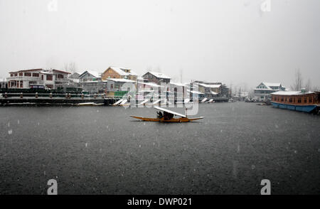 Srinagar, Kaschmir. 12. März 2014. Eine Bevölkerung von Kaschmir zu Fuß bei einem frischen Schnee-Sturz in Srinagar, Sommer in der Hauptstadt des indischen kontrolliert Kaschmir am 11. März 2014, Kaschmir hat Vitnased beschneit, die letzten beiden Tage, Behörden geschlossen alle primären fallen und Mittelschulen in der Region-Straße, der Flugverkehr unterbrochen traf Büro, die Prognosen mehr Schnee, Hilstorm, Gewitter. © Shafat Sidiq/NurPhoto/ZUMAPRESS.com/Alamy Live-Nachrichten Stockfoto