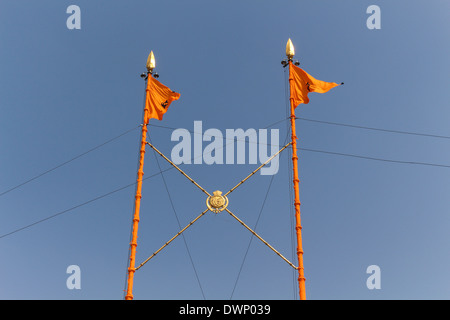 Oberteil von Nishan Sahib im Goldenen Tempel in Amritsar, die heiligste Stätte für Sikhism. Das sind dreieckige Fahnen auf Fahnenmasten Stockfoto