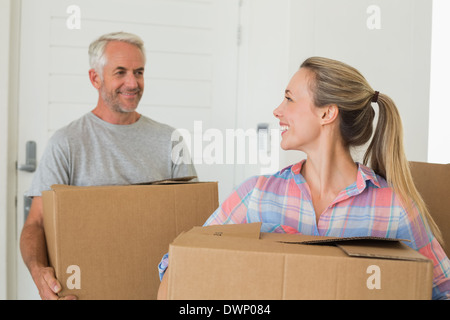 Brautpaar mit bewegenden Kartons Stockfoto