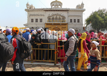 Warteschlange der Anhänger zusammen mit Akal Takht in den goldenen Tempel in Amritsar in Indien. Das war an einem Sonntag und sehr voll. Stockfoto