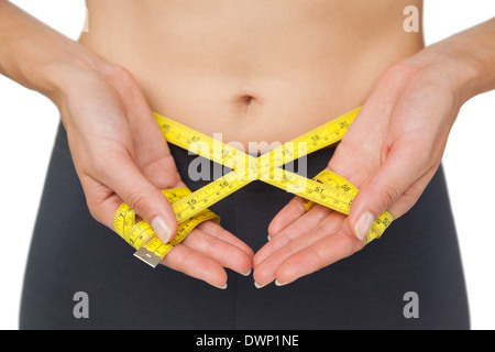 Nahaufnahme einer Frau messen Taille Mittelteil Stockfoto