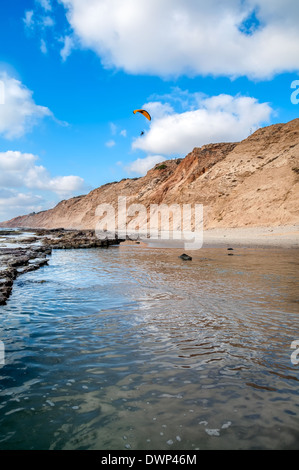 Fliegender Gleitschirm über dem Mittelmeer in Israel Stockfoto