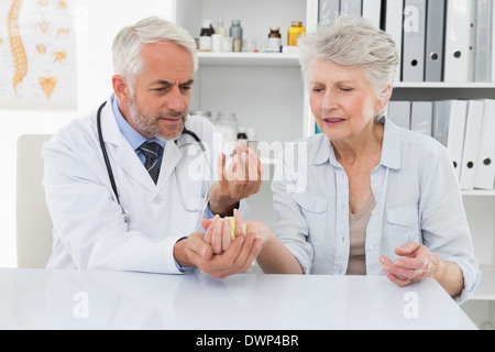 Besuch eines Arztes senior Patientin Stockfoto