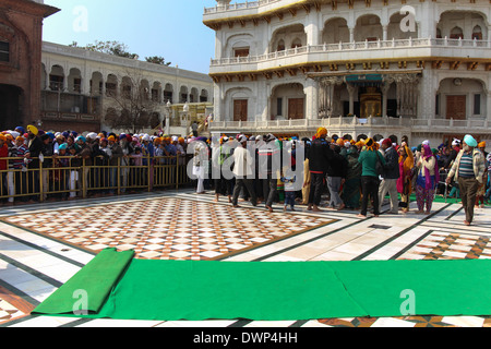 Warteschlange der Anhänger zusammen mit Akal Takht in den goldenen Tempel in Amritsar in Indien. Das war an einem Sonntag und sehr voll. Stockfoto