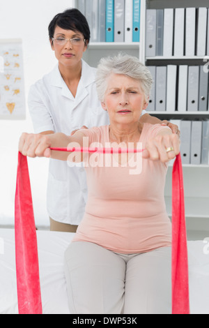 Weibliche Physiotherapeuten massieren senior Womans zurück Stockfoto