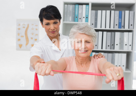Weibliche Physiotherapeuten massieren senior Womans zurück Stockfoto