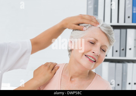 Nahaufnahme der Hände tun Hals Anpassung Stockfoto