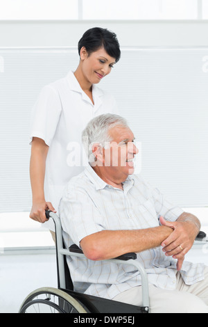 Krankenschwester mit älteren Patienten sitzen im Rollstuhl Stockfoto