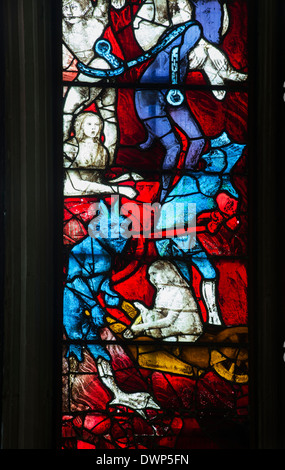 Das jüngste Gericht-Fenster. Mittelalterliche Glasfenster in der Kirche Saint Marys Fairford, Gloucestershire, England Stockfoto