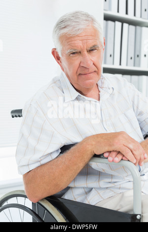Porträt eines traurigen senior sitzen im Rollstuhl Stockfoto
