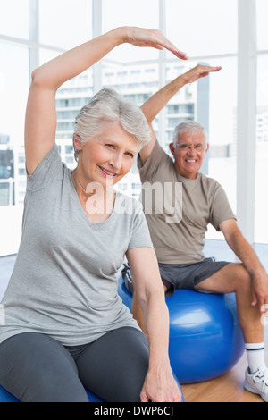 Senior paar tun stretching Übungen auf Fitness-Kugeln Stockfoto