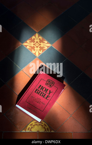 Bibel in der Kirche durch Sonnenlicht beleuchtet. UK Stockfoto