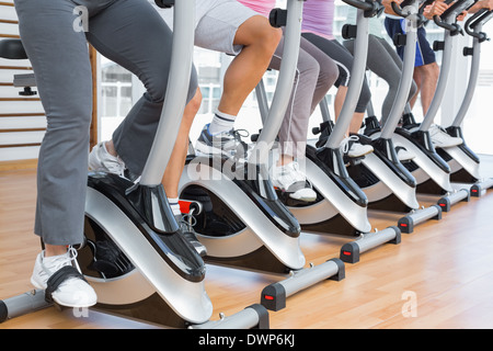 Geringer Teil der Menschen, die im Spinnen Klasse trainieren Stockfoto