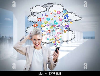 Wütend Geschäftsfrau hält Smartphone mit Cloud-computing-Grafik Stockfoto