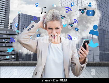 Wütend Geschäftsfrau hält Smartphone mit Cloud-computing-Grafik Stockfoto