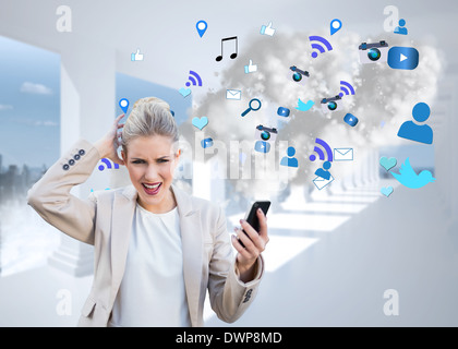 Wütend Geschäftsfrau hält Smartphone mit Cloud-computing-Grafik Stockfoto