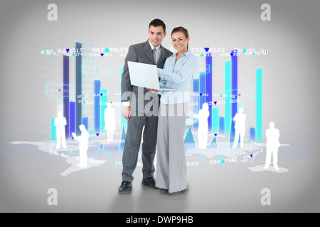 Happy Business-Team mit Laptop mit Balkendiagramm und menschlichen repesentations Stockfoto