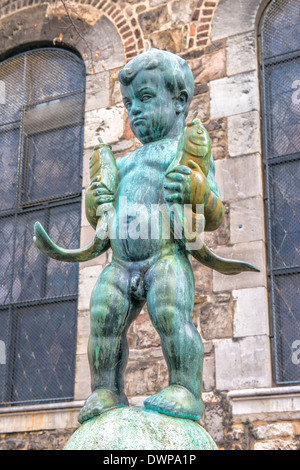 Bronze-Skulptur eines jungen halten zwei Fische in der Nähe von Aachen Cathedral, Nord Rhein Westfalen, Deutschland Stockfoto