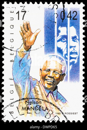 Belgien-Briefmarke mit Illustrationen von Nelson Mandela (jüngere, hinter Gittern, und ältere, nach freigegeben wird). Stockfoto