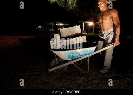 Marco Antonio, 42, trägt Betonblöcke im Werk Industrias Gordon S.A. in Penonome, Cocle Provinz, Republik von Panama. Stockfoto