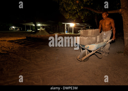 Marco Antonio, 42, trägt Betonblöcke im Werk Industrias Gordon S.A. in Penonome, Cocle Provinz, Republik von Panama. Stockfoto