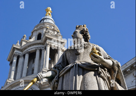 Riesen-Queen Anne Statue vor St. Pauls Cathedral, London, England, Vereinigtes Königreich. Stockfoto