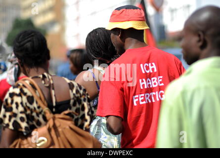 Die so genannte "Madgermanes" (verrückten deutschen) zeigen in Maputo, Mosambik, 14. August 2013. Die ehemaligen Gastarbeiter in der DDR haben in der Hauptstadt von Mosambik jeden Mittwoch um 11:00 seit den letzten 20 Jahren protestieren. Nach Mosambik 1975 unabhängig wurde, arbeitete Zehntausende Thousdands Menschen in der DDR. Sie erhalten 40 Prozent des Lohnes auf einmal, während 60 Prozent ging der Staat Mosambik zu tilgen Schulden mit dem Versprechen, die das Geld für die Arbeitnehmer bei ihrer Rückkehr bezahlt werden würde. Die Madgermanes warten immer noch auf ihre 60 Prozent. Foto: Britta Peders Stockfoto