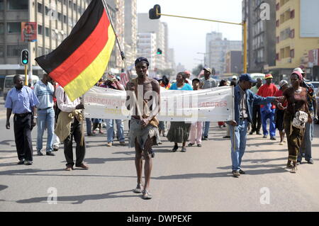 Die so genannte "Madgermanes" (verrückten deutschen) zeigen in Maputo, Mosambik, 14. August 2013. Die ehemaligen Gastarbeiter in der DDR haben in der Hauptstadt von Mosambik jeden Mittwoch um 11:00 seit den letzten 20 Jahren protestieren. Nach Mosambik 1975 unabhängig wurde, arbeitete Zehntausende Thousdands Menschen in der DDR. Sie erhalten 40 Prozent des Lohnes auf einmal, während 60 Prozent ging der Staat Mosambik zu tilgen Schulden mit dem Versprechen, die das Geld für die Arbeitnehmer bei ihrer Rückkehr bezahlt werden würde. Die Madgermanes warten immer noch auf ihre 60 Prozent. Foto: Britta Peders Stockfoto