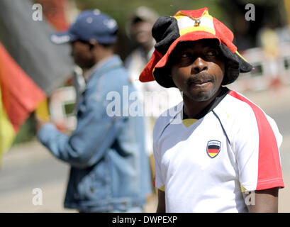 Die so genannte "Madgermanes" (verrückten deutschen) zeigen in Maputo, Mosambik, 14. August 2013. Die ehemaligen Gastarbeiter in der DDR haben in der Hauptstadt von Mosambik jeden Mittwoch um 11:00 seit den letzten 20 Jahren protestieren. Nach Mosambik 1975 unabhängig wurde, arbeitete Zehntausende Thousdands Menschen in der DDR. Sie erhalten 40 Prozent des Lohnes auf einmal, während 60 Prozent ging der Staat Mosambik zu tilgen Schulden mit dem Versprechen, die das Geld für die Arbeitnehmer bei ihrer Rückkehr bezahlt werden würde. Die Madgermanes warten immer noch auf ihre 60 Prozent. Foto: Britta Peders Stockfoto