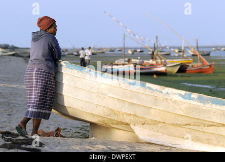 Maputo, Mosambik. 15. August 2013. Angelboote/Fischerboote am Strand bei Ebbe in Maputo, Mosambik, 15. August 2013 liegen. Foto: Britta Pedersen/Dpa/Alamy Live News Stockfoto