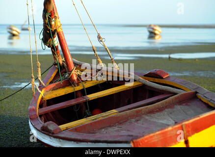 Maputo, Mosambik. 15. August 2013. Angelboote/Fischerboote am Strand bei Ebbe in Maputo, Mosambik, 15. August 2013 liegen. Foto: Britta Pedersen/Dpa/Alamy Live News Stockfoto