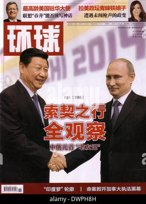 2. März 2014 ist - Peking, CHINA - A Front-Page Artikel über die Aufnahme diplomatischer Beziehungen zwischen chinesischen Staatspräsidenten Xi Jinping und der russische Präsident Vladimir Putin in einer populären chinesischen Zeitschrift verkauft an Nachrichten Kiosken in Peking am 2. März 2014 vorgestellt. Trotz seiner diplomatischen Partnern im internationalen Hotspots wie Syrien und Iran, hat China aufgefordert, Russland, eine politische Lösung der Krise in der Ukraine zu finden. Andernfalls China hat davor gewarnt, könnte die eskalierenden Ereignissen zu den größten Konfrontation zwischen Moskau und dem Westen seit dem kalten Krieg führen. (Kredit-Bild: © Stephen Shaver/ZUMAPRESS.co Stockfoto