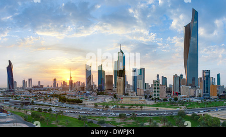 Kuwait-Stadt, moderne Skyline und zentraler Geschäftsbezirk, erhöht, Ansicht Stockfoto