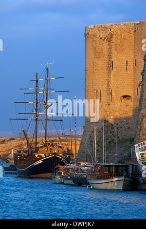 Boote in der Nähe der Burg im Hafen von Kyrenia (Girne) in der türkischen Republik Nordzypern. Stockfoto