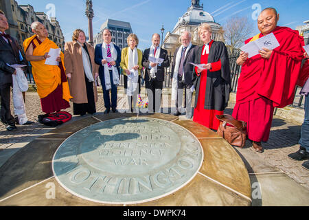 London, UK. 12. März 2014. Ein Kranz ist an der Gedenkstätte für die unschuldigen Opfer von Krieg und Unterdrückung von Simon Hughes MP, Kate Hoey MP, Fabian Hamilton MP und Herrn Howarth (Zentrum Gruppe von L bis R) folgt eine kurze Multi-religiösen Dienst unter der Leitung von Canon Jane Hecken gelegt (2. von rechts) von Westminster Abbey. Abgeordnete aus allen Parteien-Fraktion für Tibet besuchte die jährliche Zeremonie im Speicher von Tibetern, die seit dem Aufstand im Jahr 1959 ihr Leben verloren haben. Westminster Abbey, London, UK 12. März 2014. Bildnachweis: Guy Bell/Alamy Live-Nachrichten Stockfoto