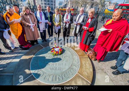 London, UK. 12. März 2014. Ein Kranz ist an der Gedenkstätte für die unschuldigen Opfer von Krieg und Unterdrückung von Simon Hughes MP, Tim Loughton MP Kate Hoey MP, Fabian Hamilton MP und Herrn Howarth (Zentrum Gruppe von L bis R) folgt eine kurze Multi-religiösen Dienst unter der Leitung von Canon Jane Hecken gelegt (2. von rechts) von Westminster Abbey. Abgeordnete aus allen Parteien-Fraktion für Tibet besuchte die jährliche Zeremonie im Speicher von Tibetern, die seit dem Aufstand im Jahr 1959 ihr Leben verloren haben. Westminster Abbey, London, UK 12. März 2014. Bildnachweis: Guy Bell/Alamy Live-Nachrichten Stockfoto