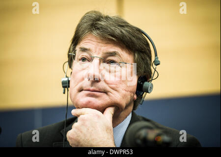 Österreichischen Mitglied des Europäischen Parlaments (MdEP) Europäische Allianz für Freiheit (EAF) Co-Präsident Franz OBERMAYR hält Pressekonferenz zu den Europawahlen am Sitz der Europäischen Parlament in Straßburg, Frankreich am 12.03.2014 Stockfoto