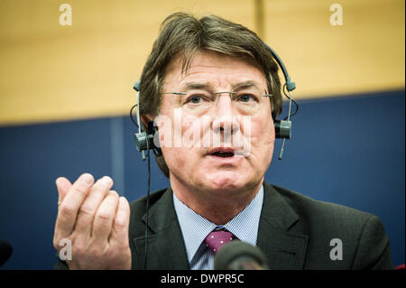 Österreichischen Mitglied des Europäischen Parlaments (MdEP) Europäische Allianz für Freiheit (EAF) Co-Präsident Franz OBERMAYR hält Pressekonferenz zu den Europawahlen am Sitz der Europäischen Parlament in Straßburg, Frankreich am 12.03.2014 Stockfoto