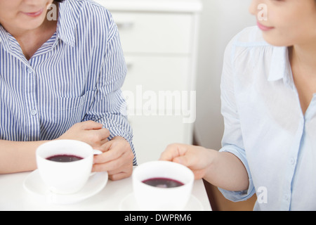 zwei Frauen, die Tasse Kaffee in der Küche Stockfoto