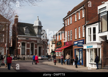 Petersfield High Street im Zentrum Stadt. Stockfoto